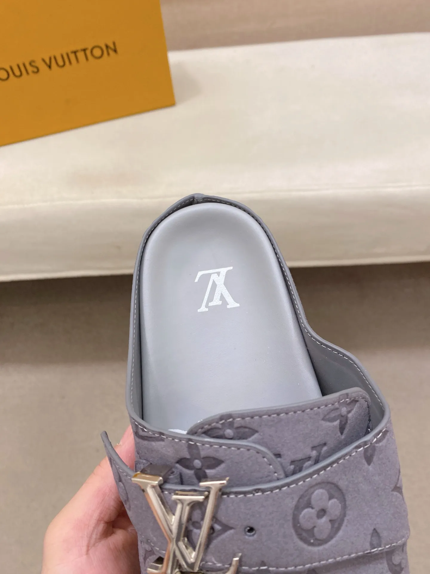 Men's shoes 💰: 360💰LV made 🔍Top purchasing agents, men's spring and summer slippers are available at the same counter. The uppers are made of Italian imported denim with logo graphics and high-quality craftsmanship. The soles are original soles specially provided by the original factory. The exclusive movable molded soles are super comfortable. Original factory follow-up products. 🔍🔍High quality. You can enter and exit the counter at will. Welcome to compare. The code number is 38-44.
